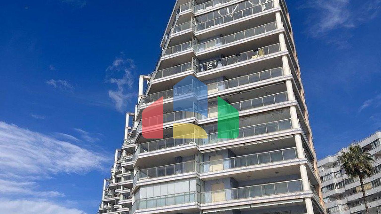 КРАСИВЫЙ ПЕНТХАУС С ВИДОМ НА МОРЕ В КАЛЬПЕ