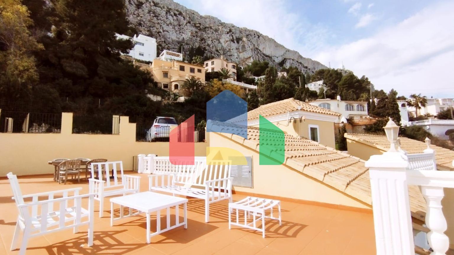 Эксклюзивная вилла в Кальпе с панорамным видом  и отличной возможностью для инвестиции