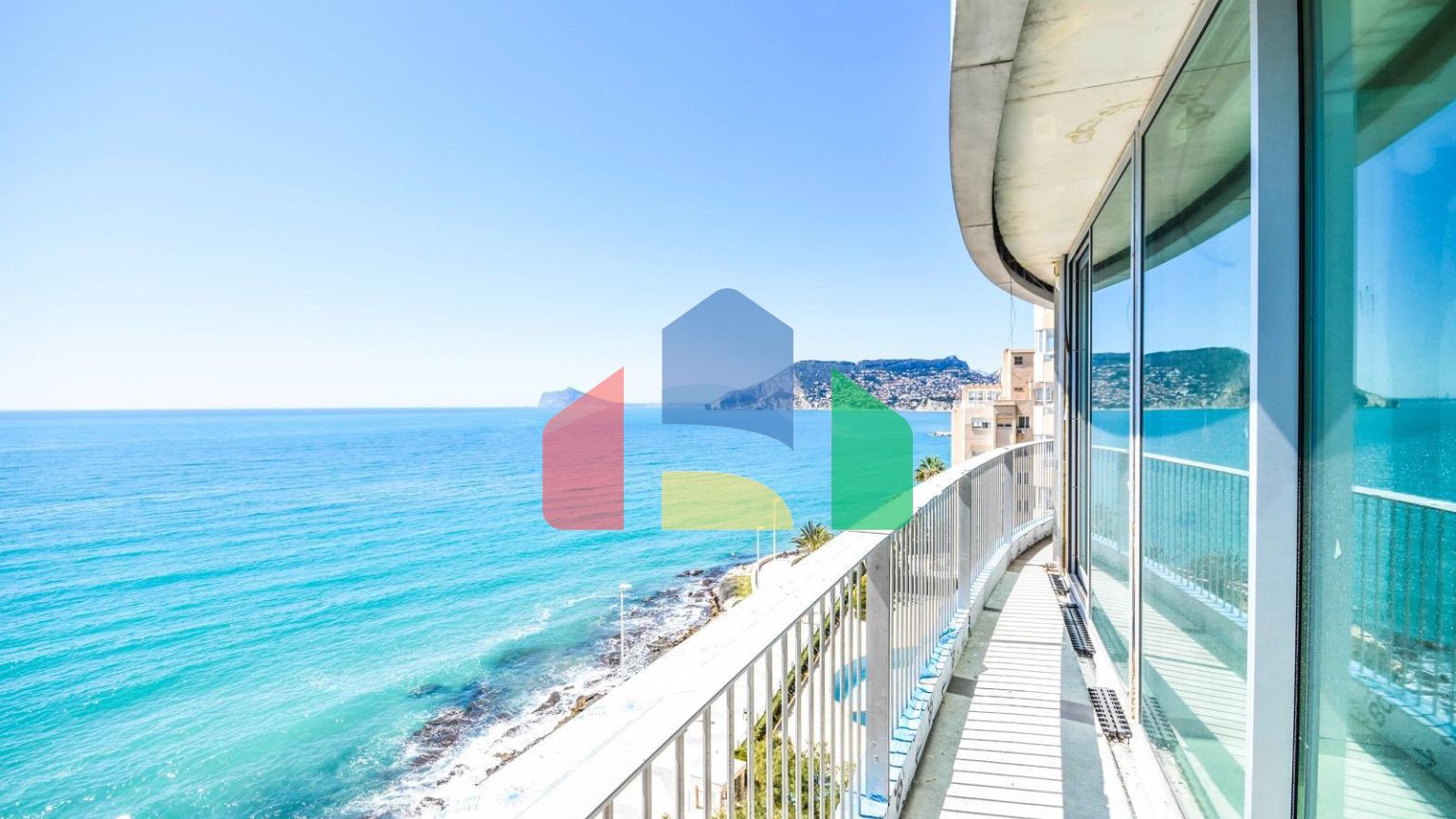 Дома с современным дизайном и высокими технологиями на первой линии