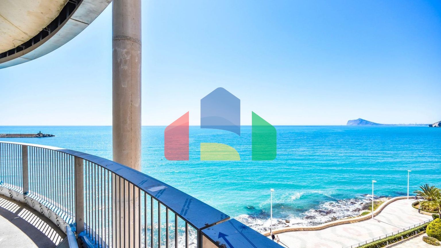 Дома с современным дизайном и высокими технологиями на первой линии