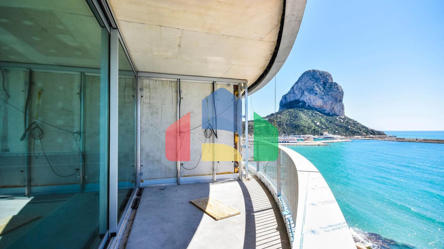 Дома с современным дизайном и высокими технологиями на первой линии