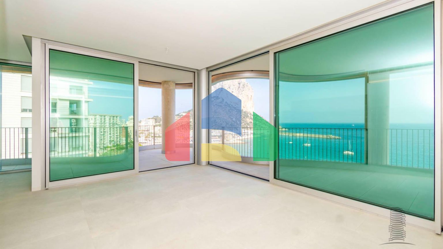 Дома с современным дизайном и высокими технологиями на первой линии