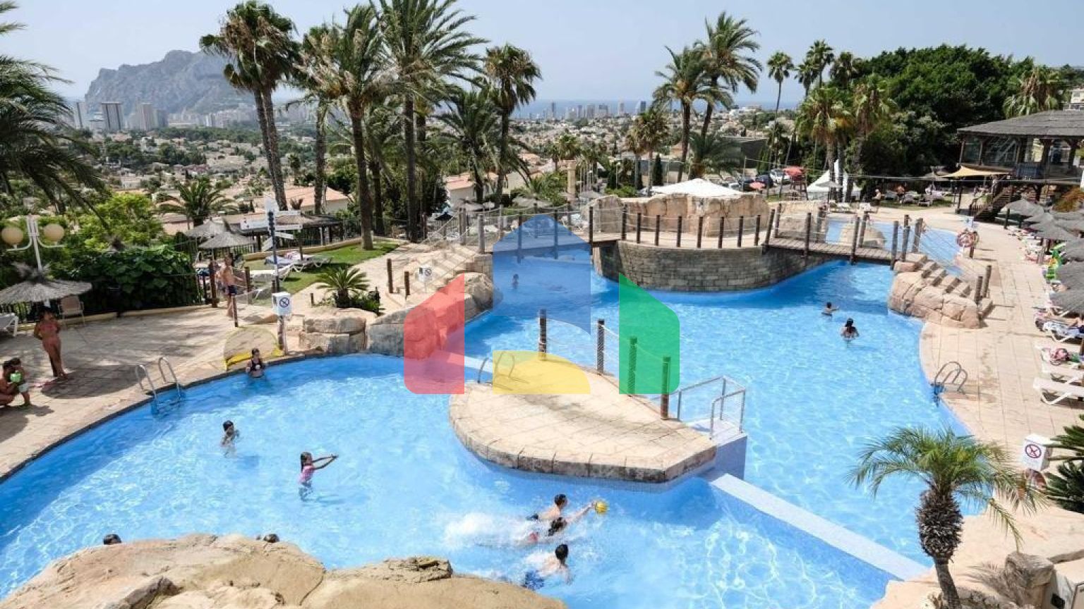 АПАРТАМЕНТЫ БУНГАЛО НА ВЕРХНЕМ ЭТАЖЕ В КАЛЬПЕ