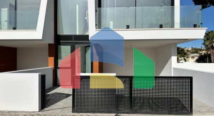 Недавно построенные двухквартирные дома на одну семью