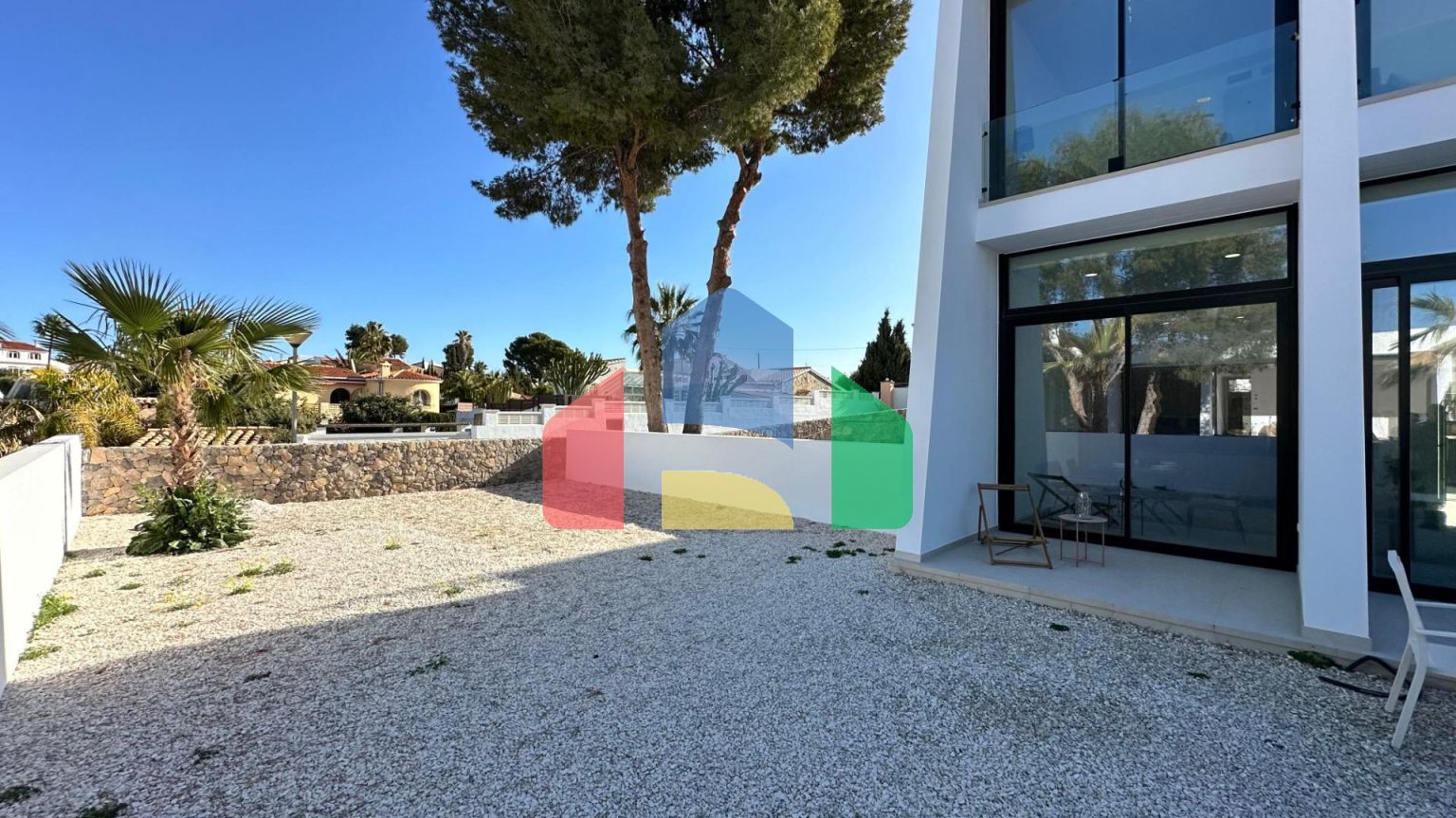 Недавно построенные двухквартирные дома на одну семью