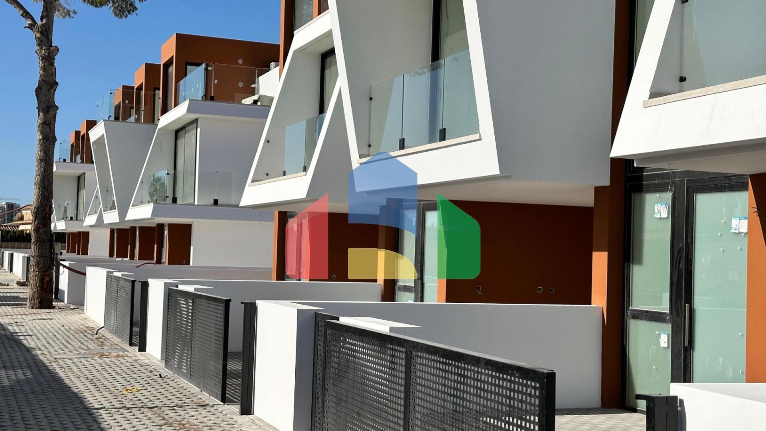 Недавно построенные двухквартирные дома на одну семью