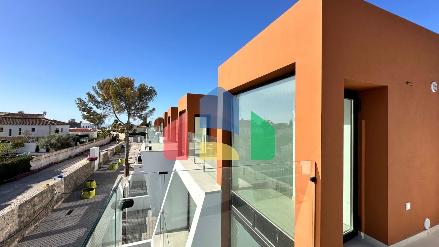 Недавно построенные двухквартирные дома на одну семью