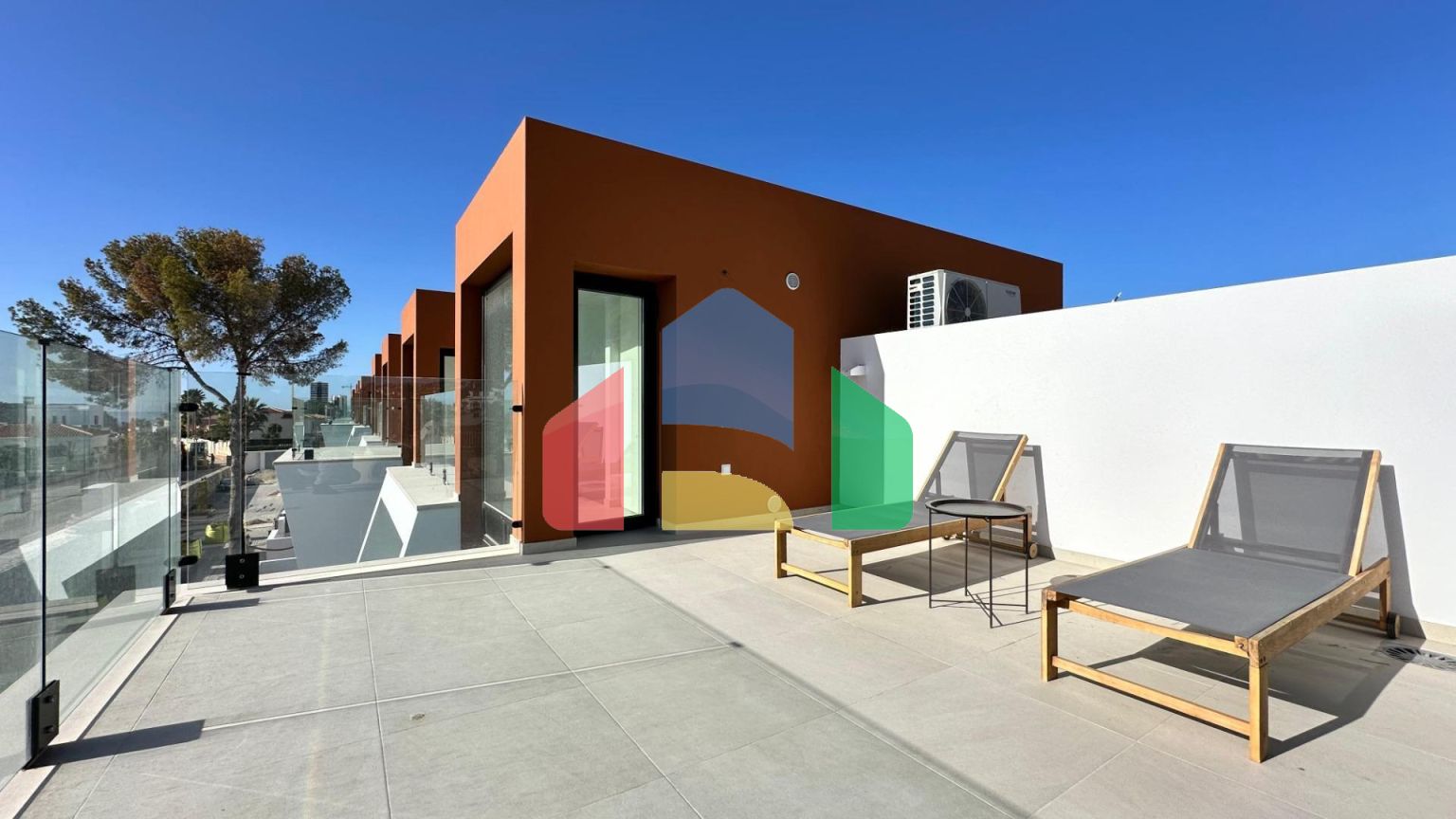 Недавно построенные двухквартирные дома на одну семью