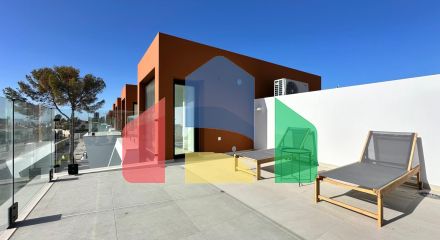 Недавно построенные двухквартирные дома на одну семью