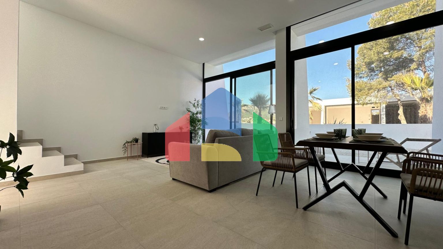 Недавно построенные двухквартирные дома на одну семью