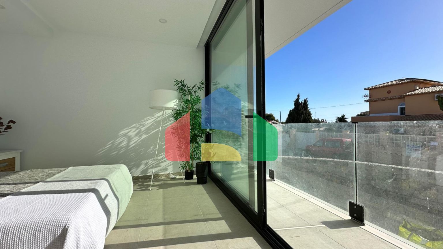 Недавно построенные двухквартирные дома на одну семью