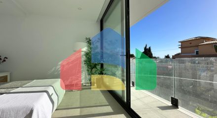 Недавно построенные двухквартирные дома на одну семью