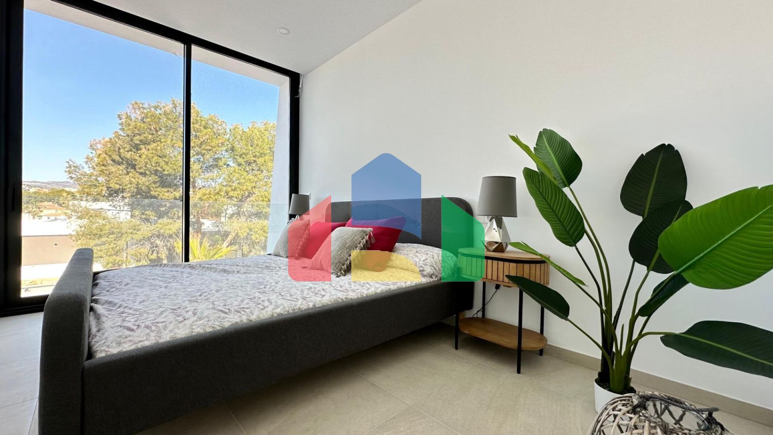 Недавно построенные двухквартирные дома на одну семью