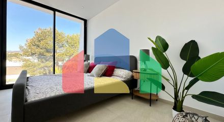 Недавно построенные двухквартирные дома на одну семью