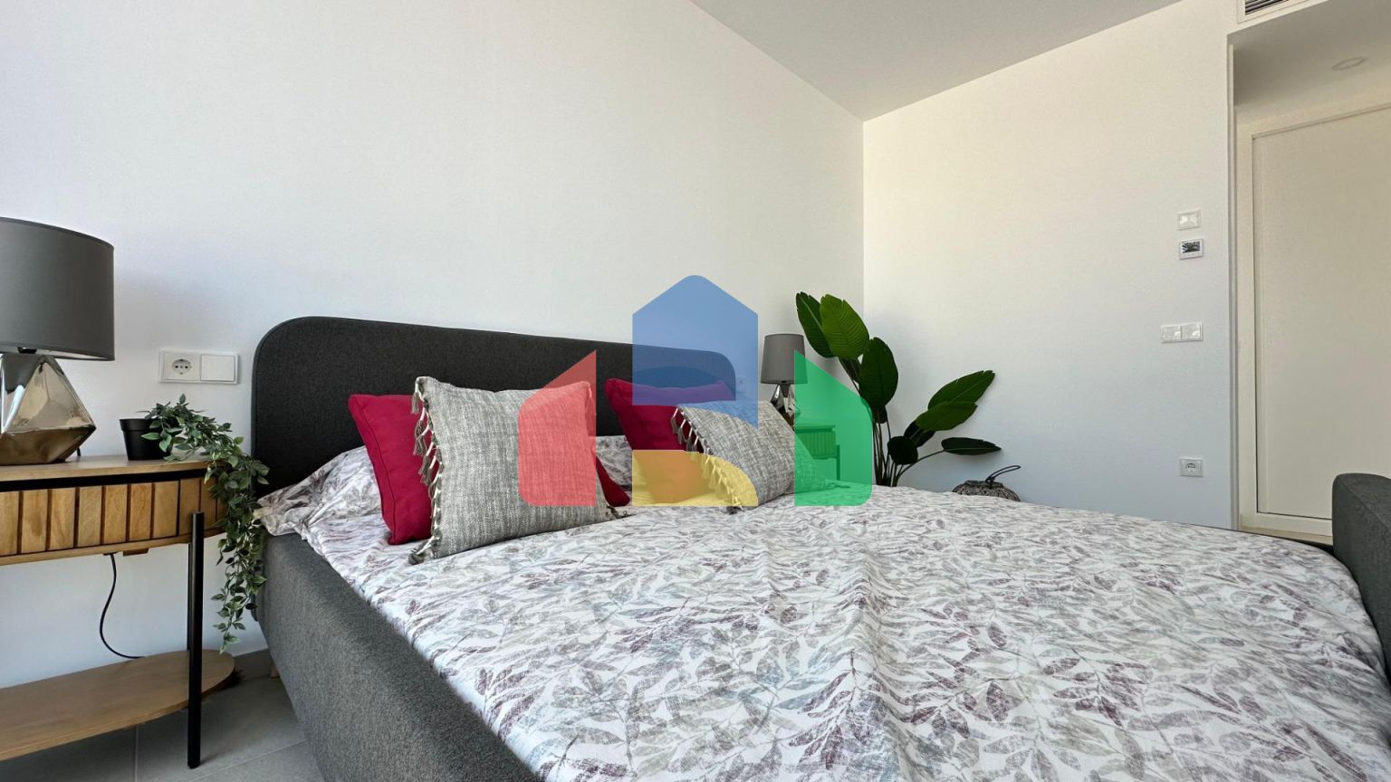 Недавно построенные двухквартирные дома на одну семью