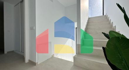 Недавно построенные двухквартирные дома на одну семью