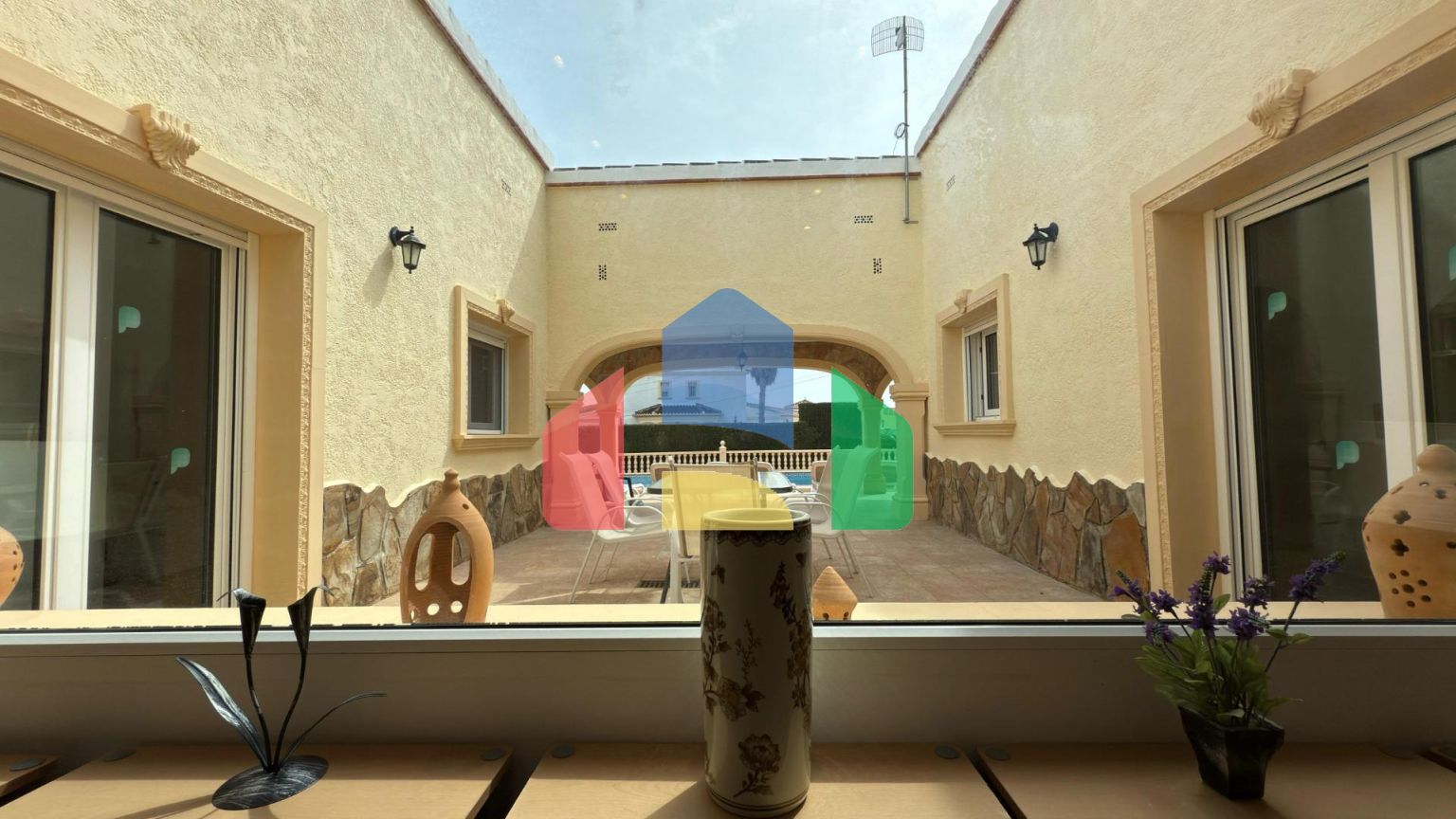 Эксклюзивная средиземноморская вилла в Кальпе с большим бассейном и панорамным видом