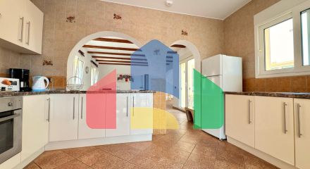 Эксклюзивная средиземноморская вилла в Кальпе с большим бассейном и панорамным видом