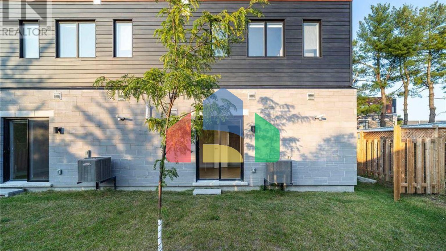 Residential - Single Family Home - Ottawa, Canada - Canada