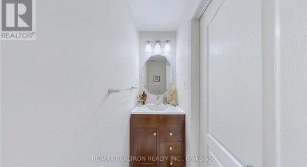 Residential - Single Family Home - Richmond Hill, Canada - Canada