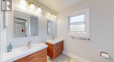 Residential - Single Family Home - Richmond Hill, Canada - Canada