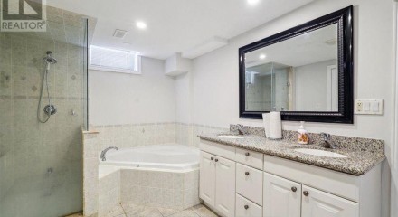 Residential - Single Family Home - Richmond Hill, Canada - Canada