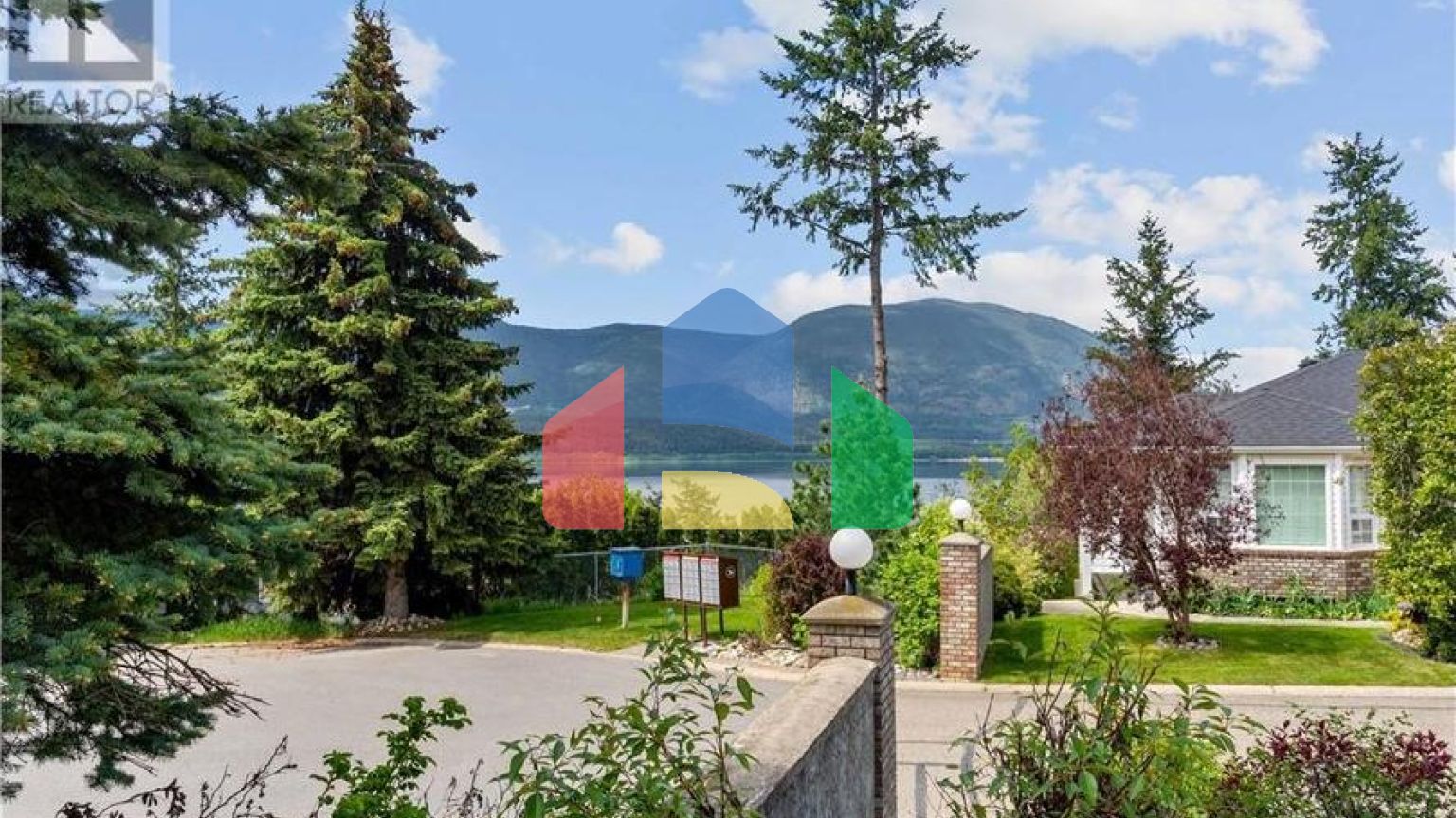 Residential - Single Family Home - Salmon Arm, Canada - Canada