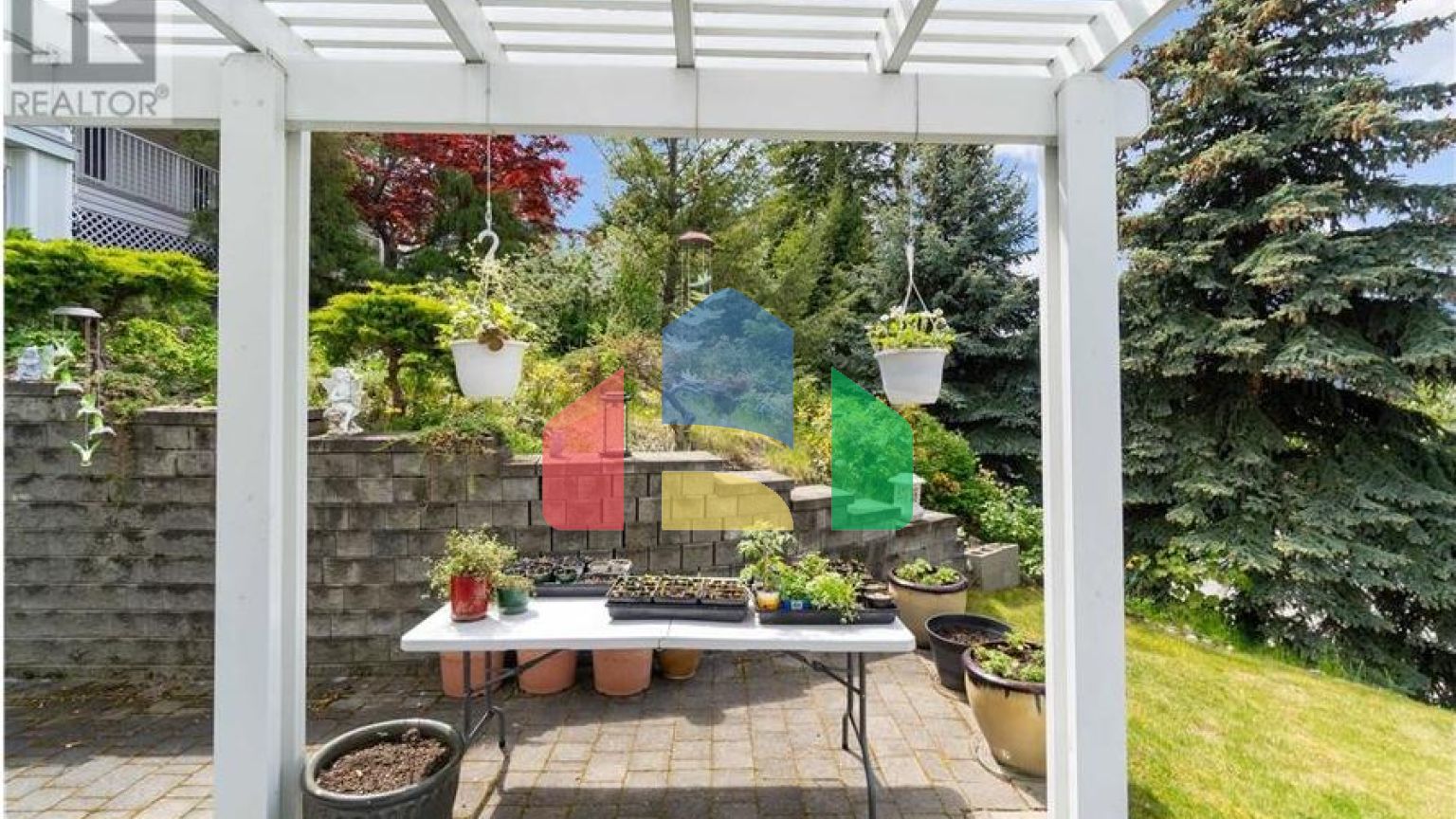 Residential - Single Family Home - Salmon Arm, Canada - Canada