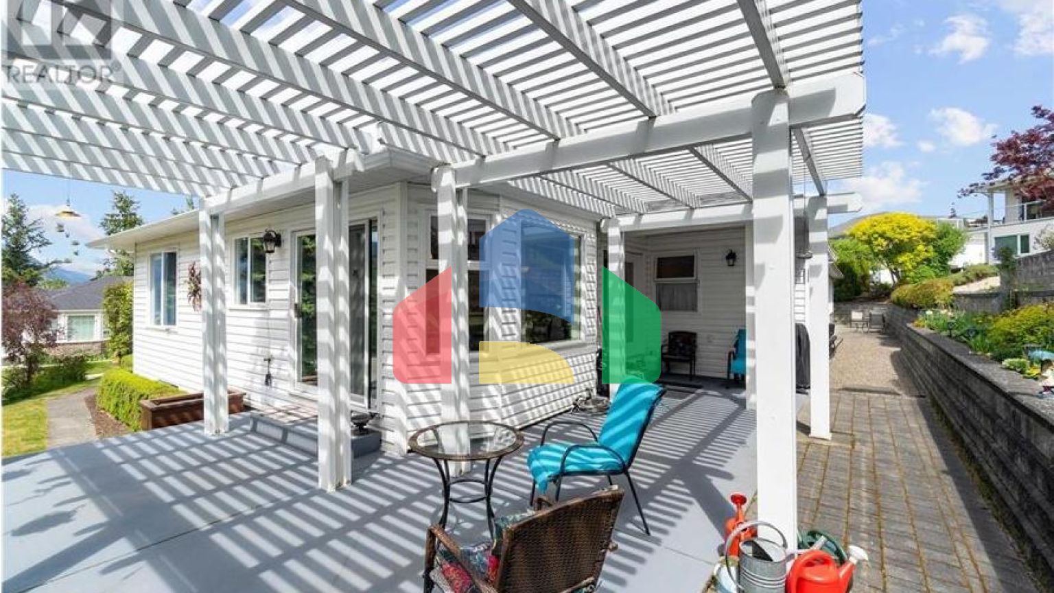 Residential - Single Family Home - Salmon Arm, Canada - Canada