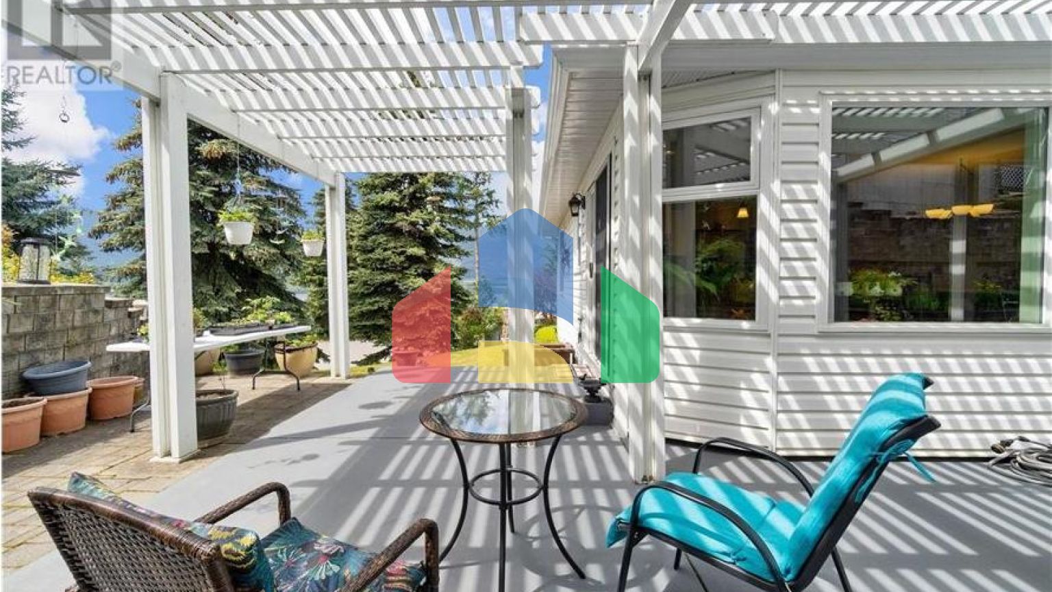 Residential - Single Family Home - Salmon Arm, Canada - Canada