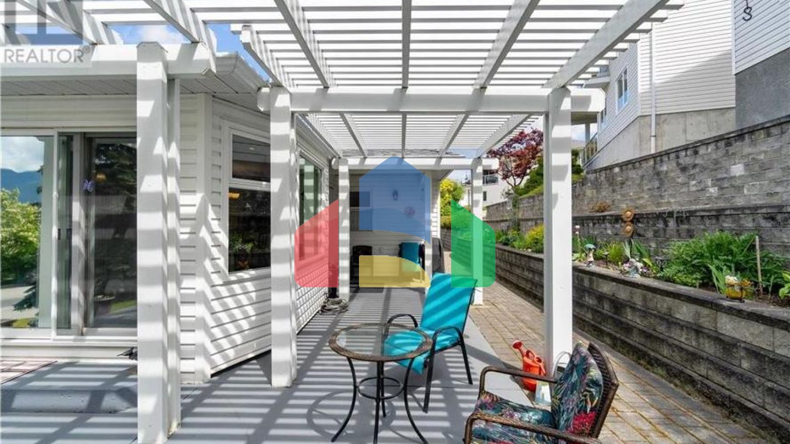 Residential - Single Family Home - Salmon Arm, Canada - Canada