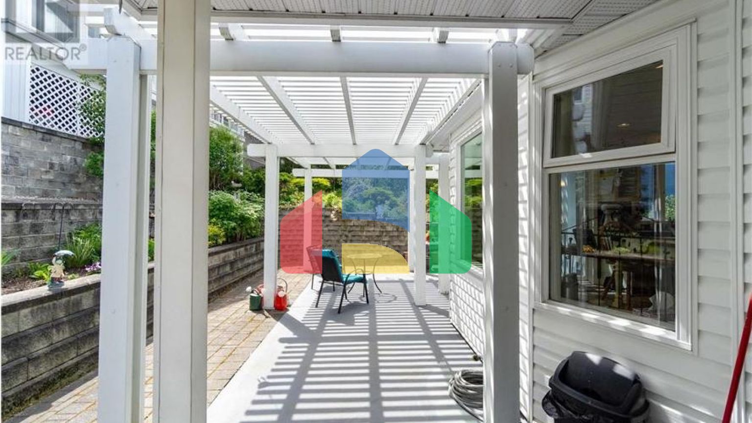 Residential - Single Family Home - Salmon Arm, Canada - Canada