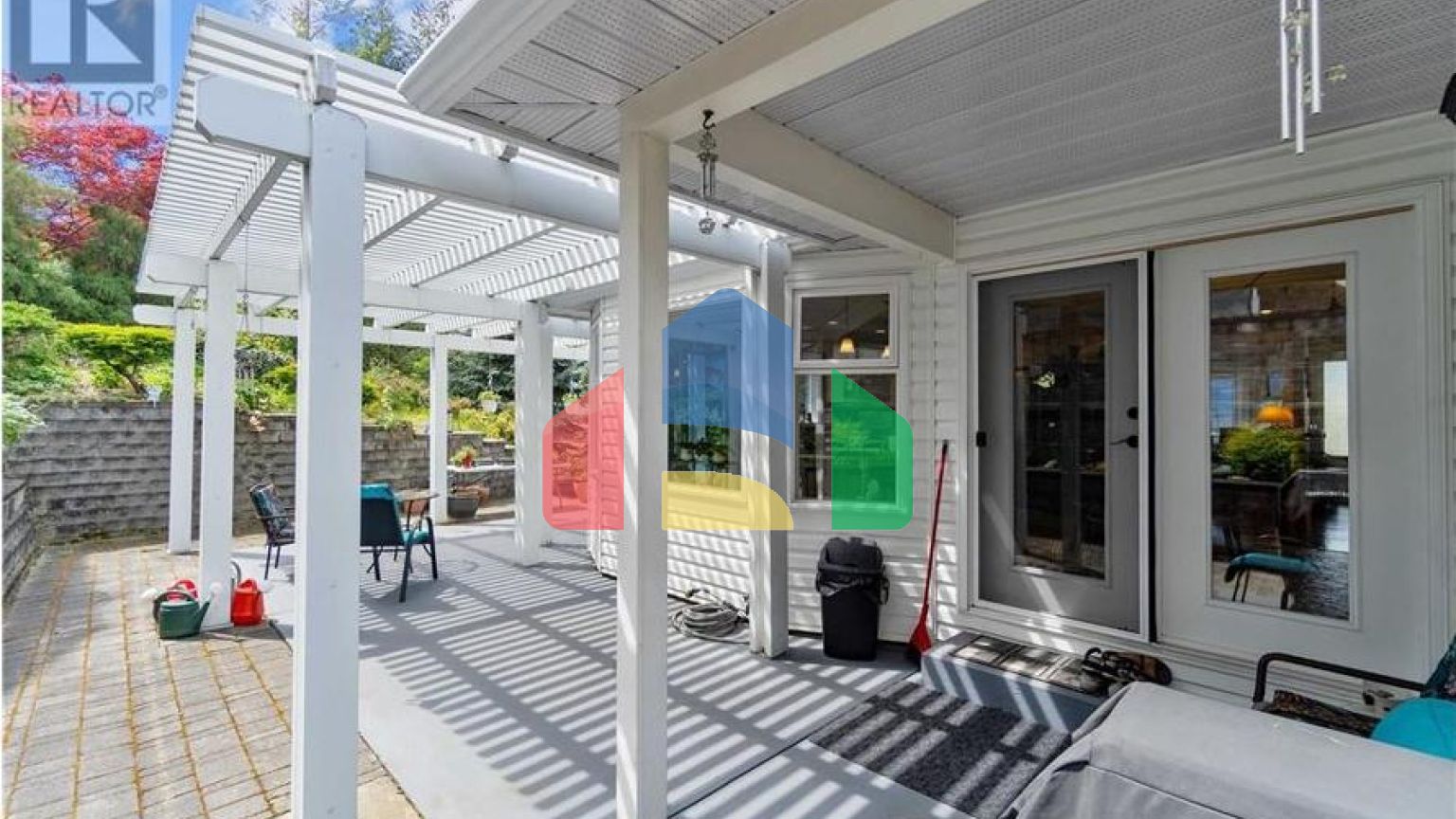 Residential - Single Family Home - Salmon Arm, Canada - Canada