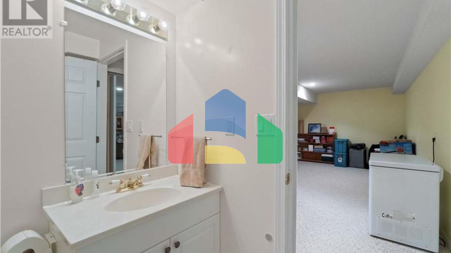 Residential - Single Family Home - Salmon Arm, Canada - Canada