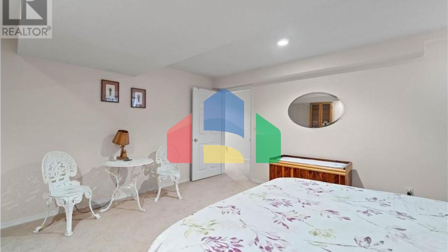 Residential - Single Family Home - Salmon Arm, Canada - Canada