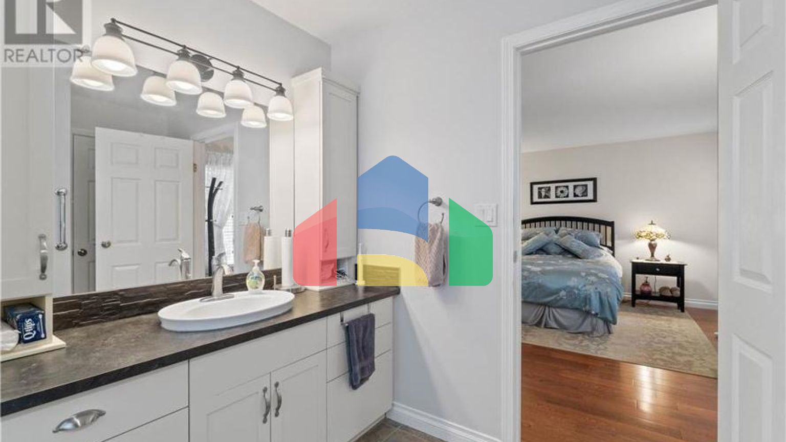 Residential - Single Family Home - Salmon Arm, Canada - Canada