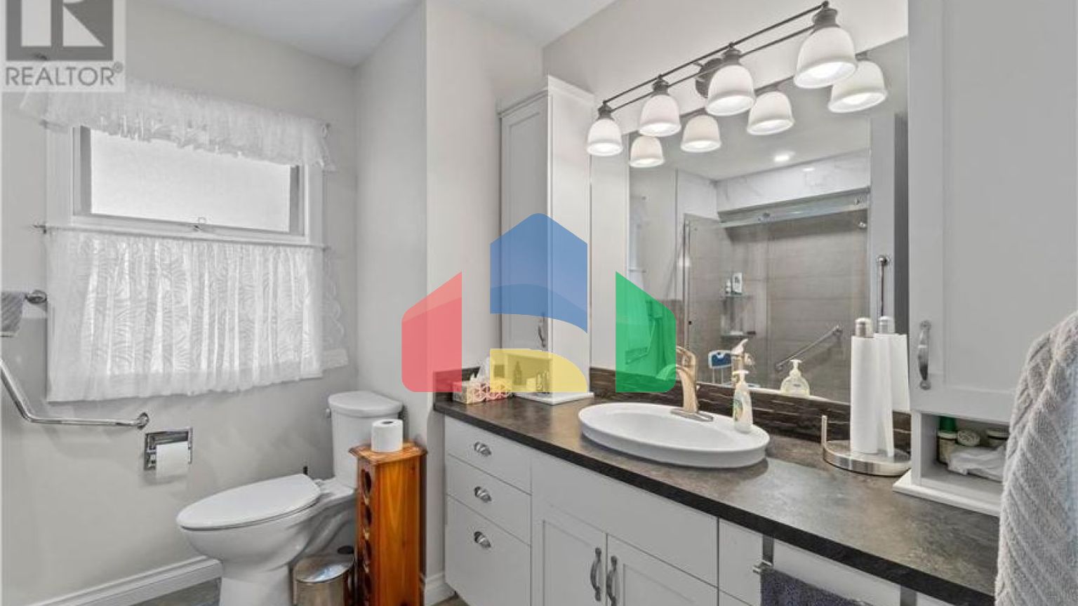 Residential - Single Family Home - Salmon Arm, Canada - Canada