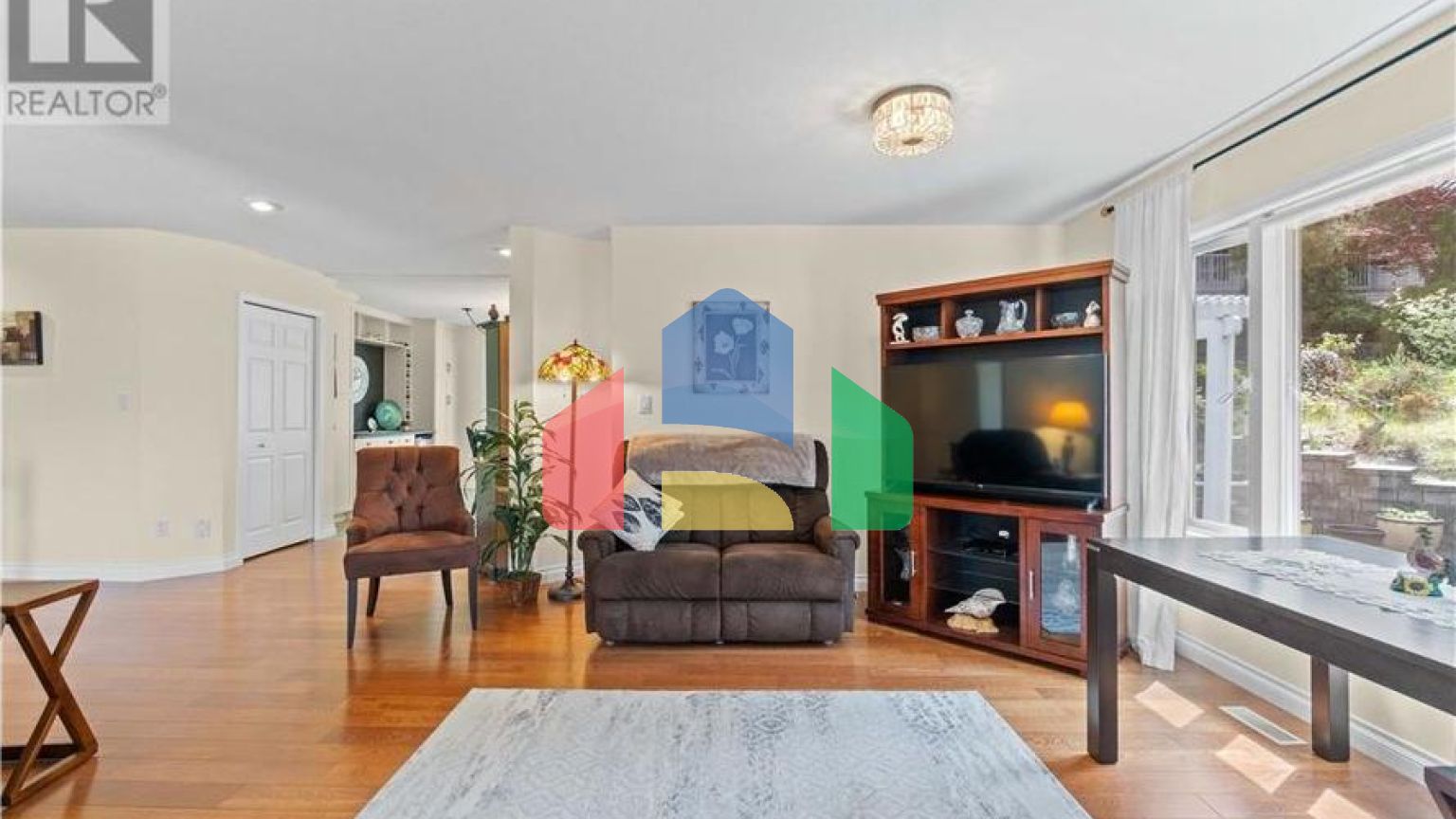 Residential - Single Family Home - Salmon Arm, Canada - Canada