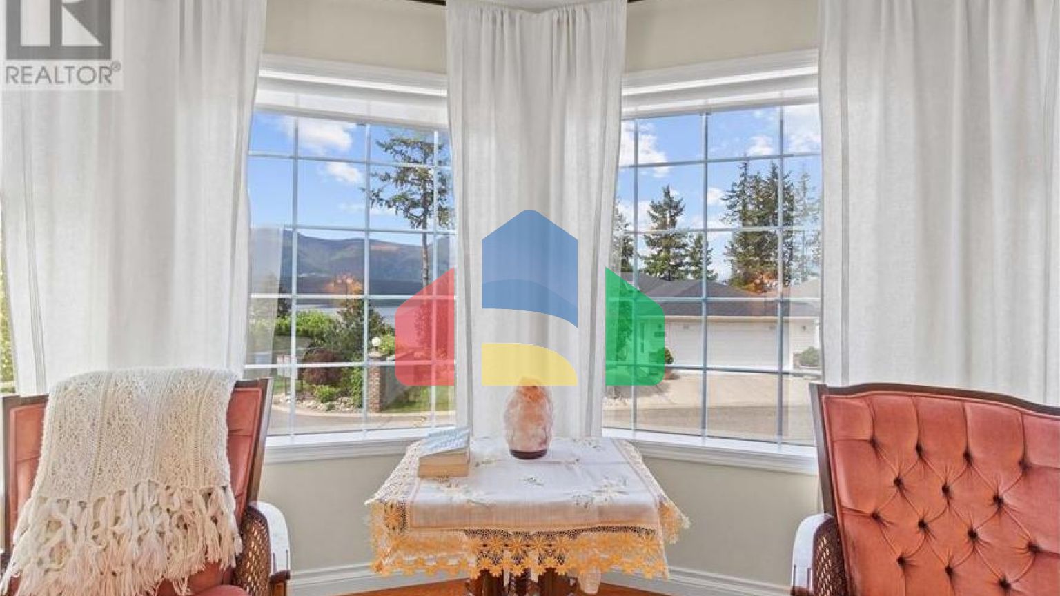 Residential - Single Family Home - Salmon Arm, Canada - Canada