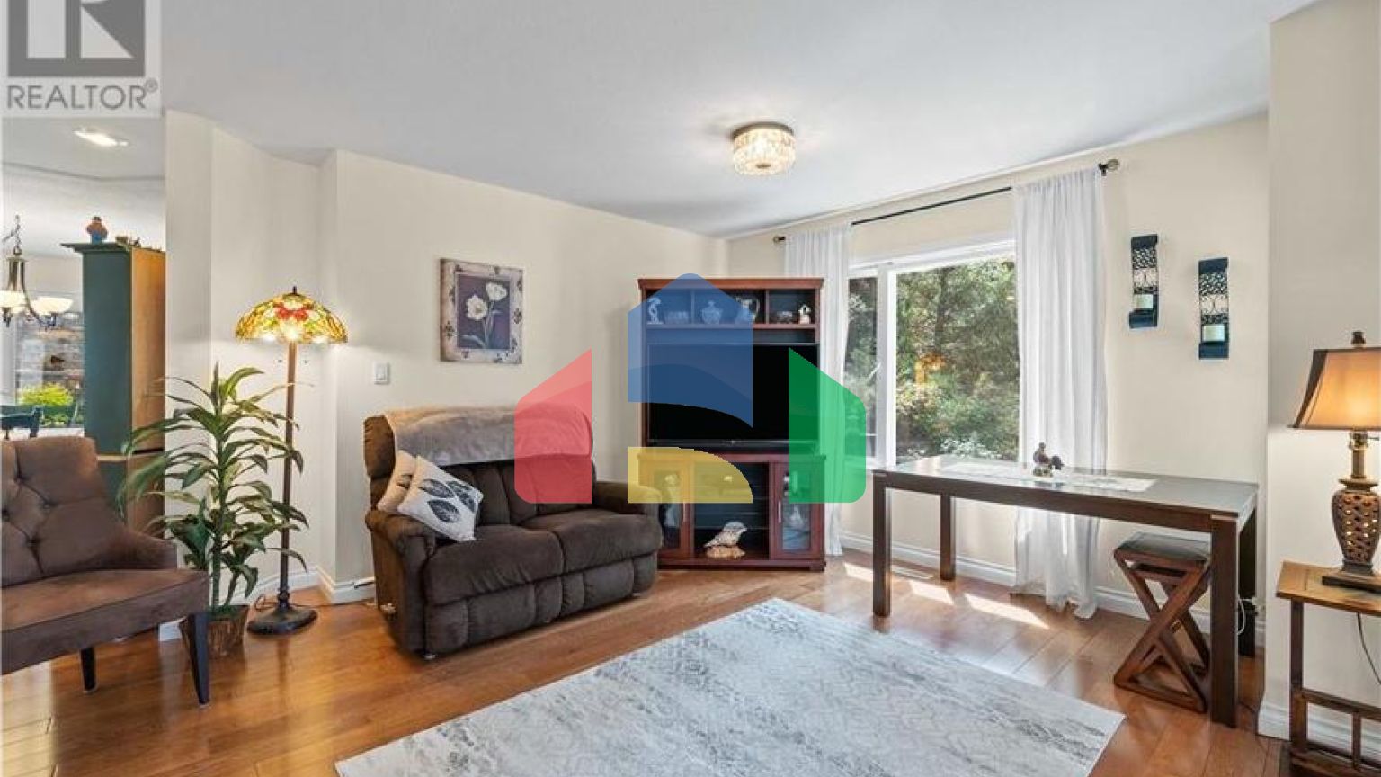 Residential - Single Family Home - Salmon Arm, Canada - Canada