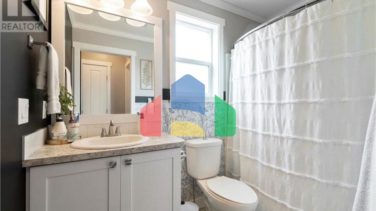 Residential - Single Family Home - Salmon Arm, Canada - Canada