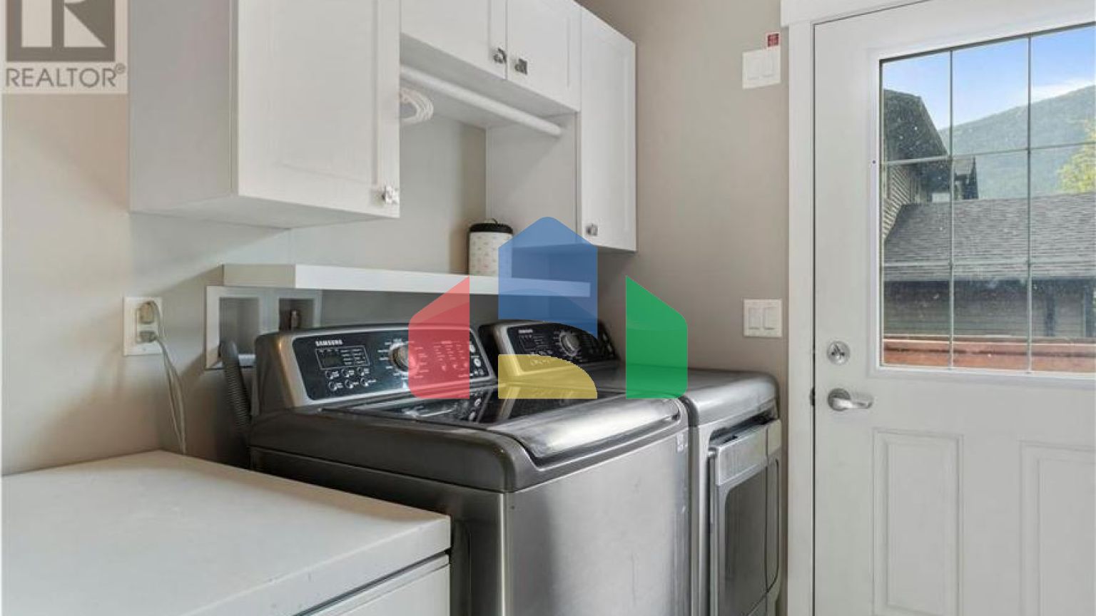 Residential - Single Family Home - Salmon Arm, Canada - Canada