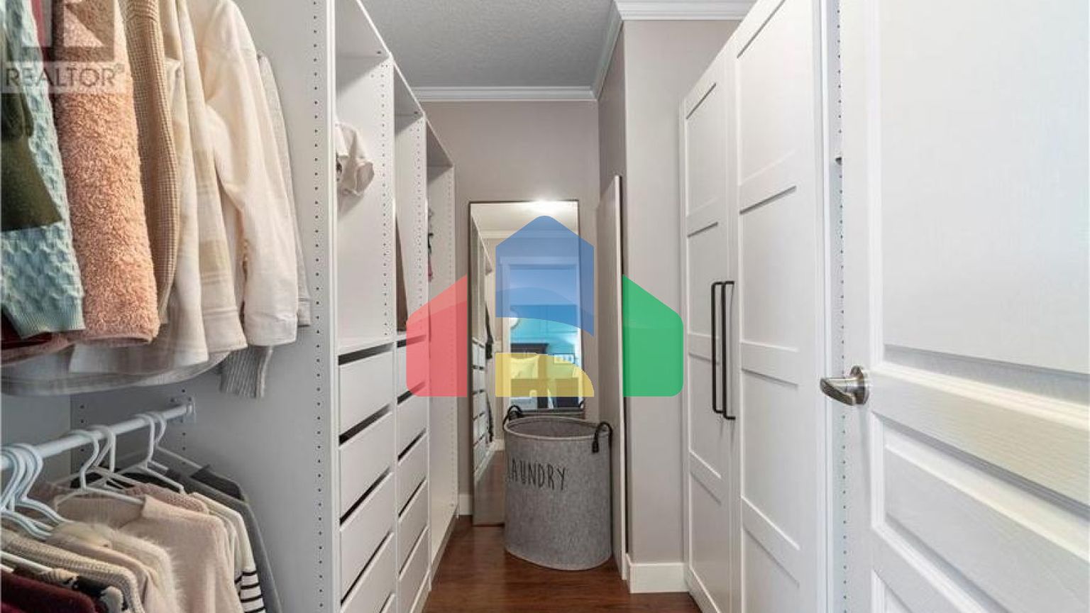 Residential - Single Family Home - Salmon Arm, Canada - Canada