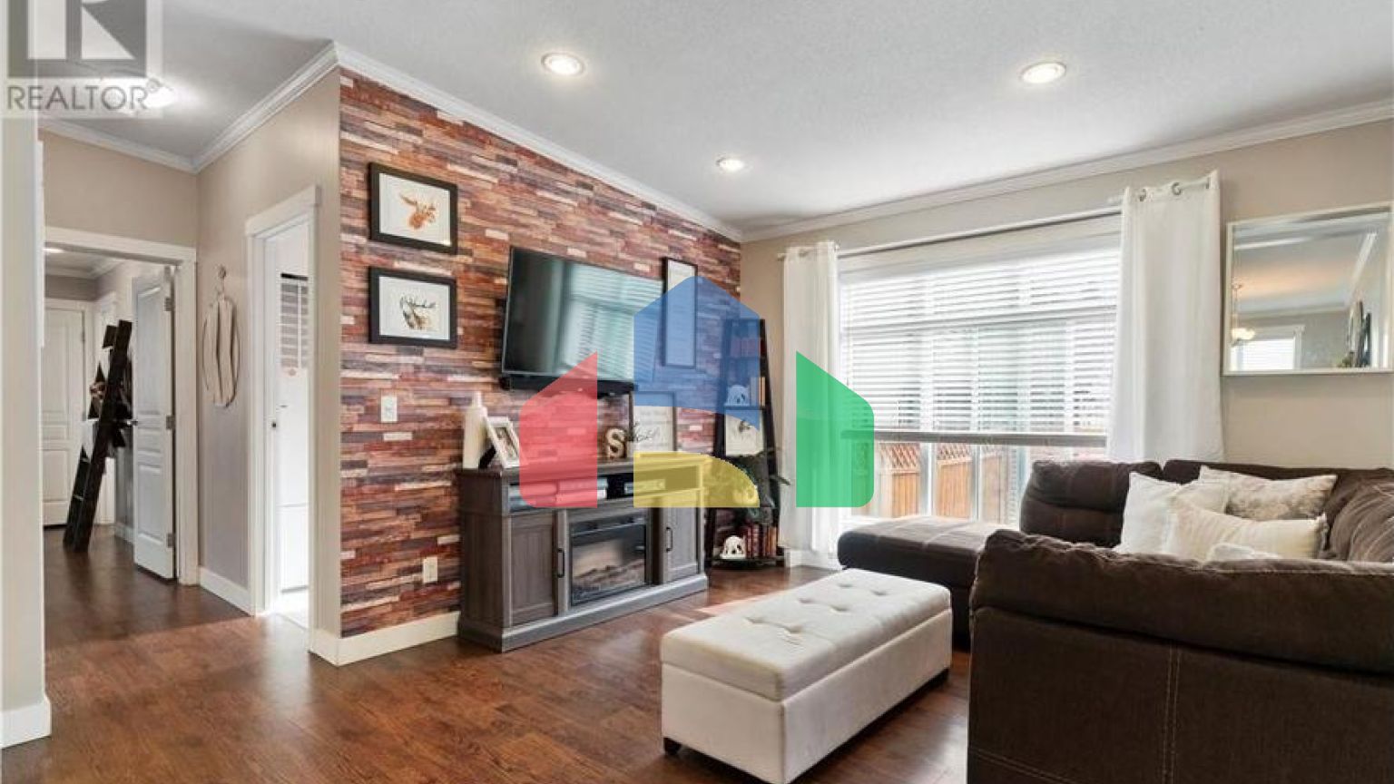 Residential - Single Family Home - Salmon Arm, Canada - Canada