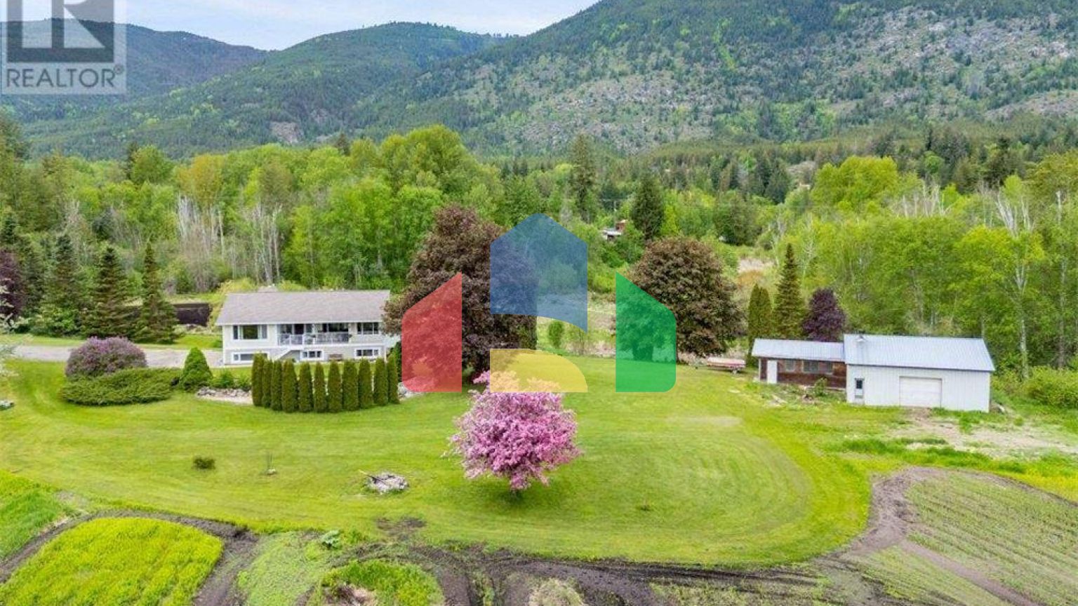 Residential - Single Family Home - Salmon Arm, Canada - Canada