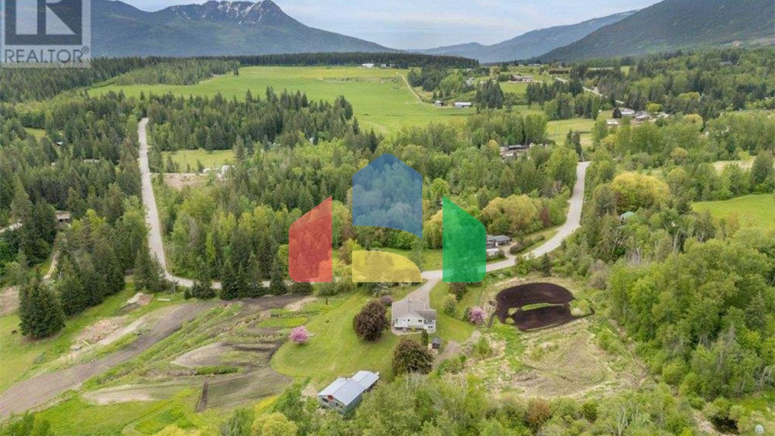 Residential - Single Family Home - Salmon Arm, Canada - Canada