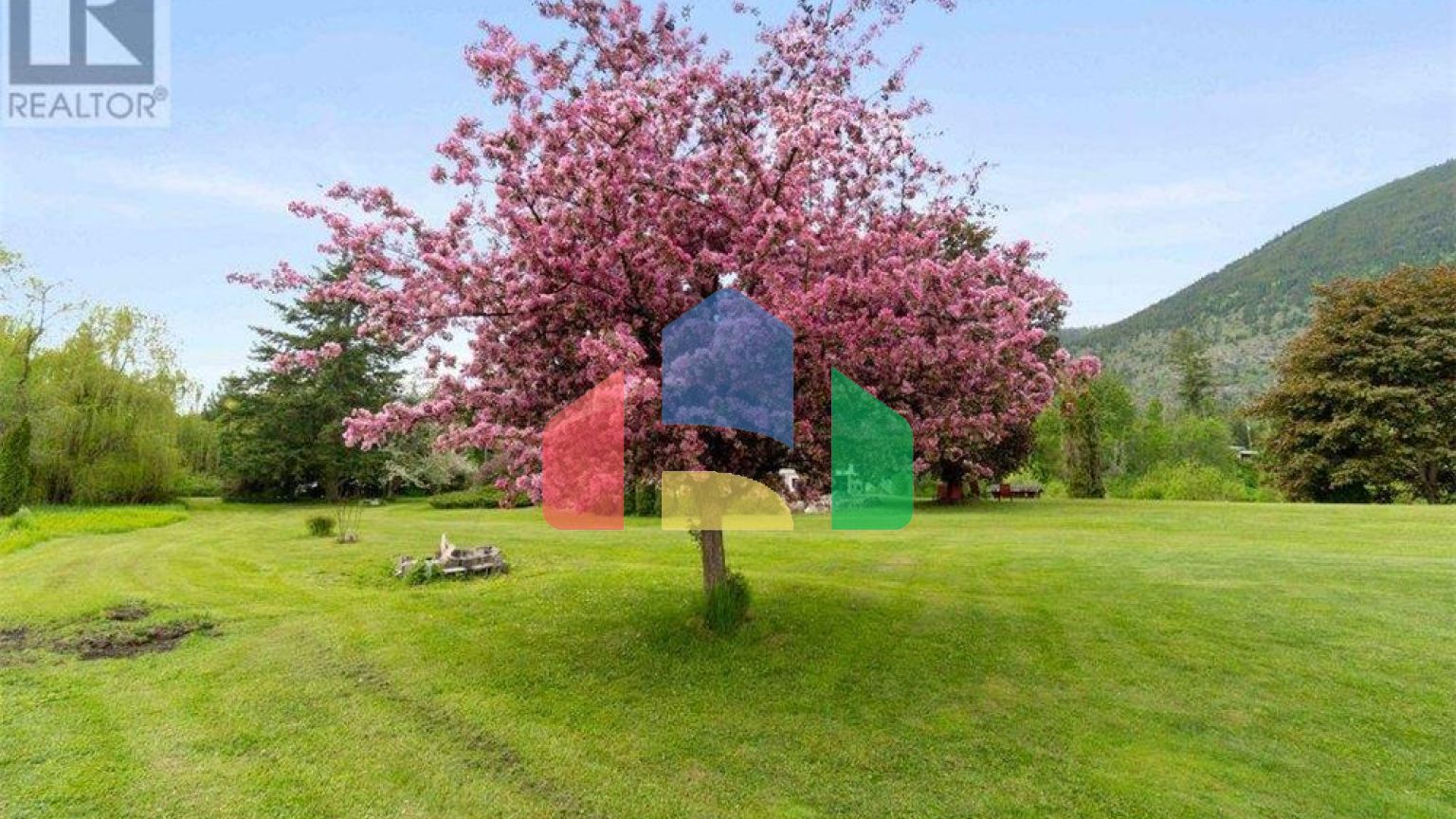 Residential - Single Family Home - Salmon Arm, Canada - Canada