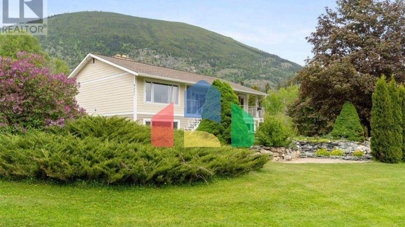Residential - Single Family Home - Salmon Arm, Canada - Canada