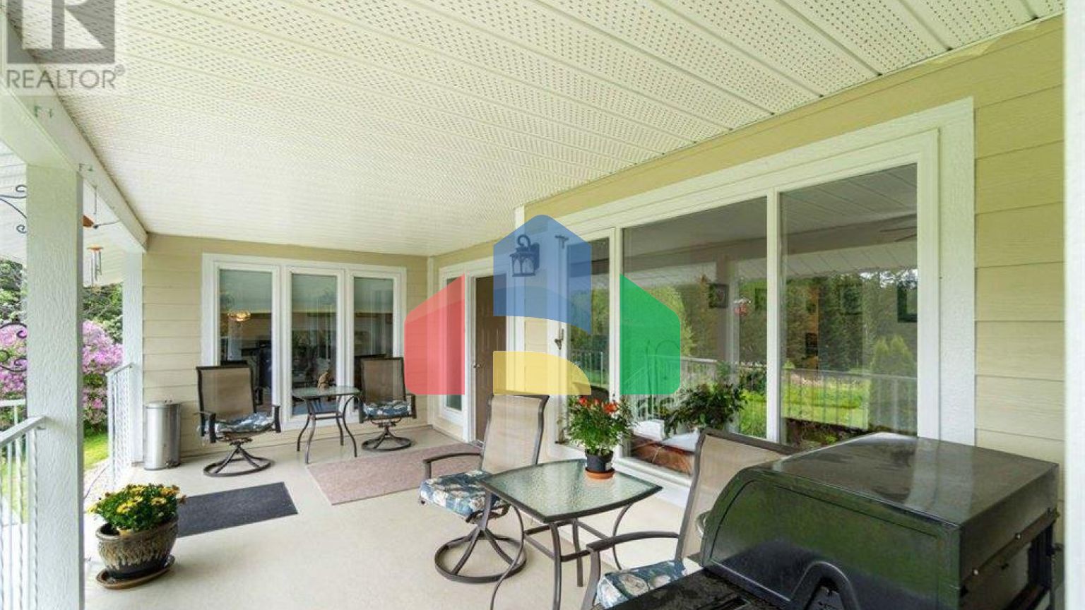 Residential - Single Family Home - Salmon Arm, Canada - Canada