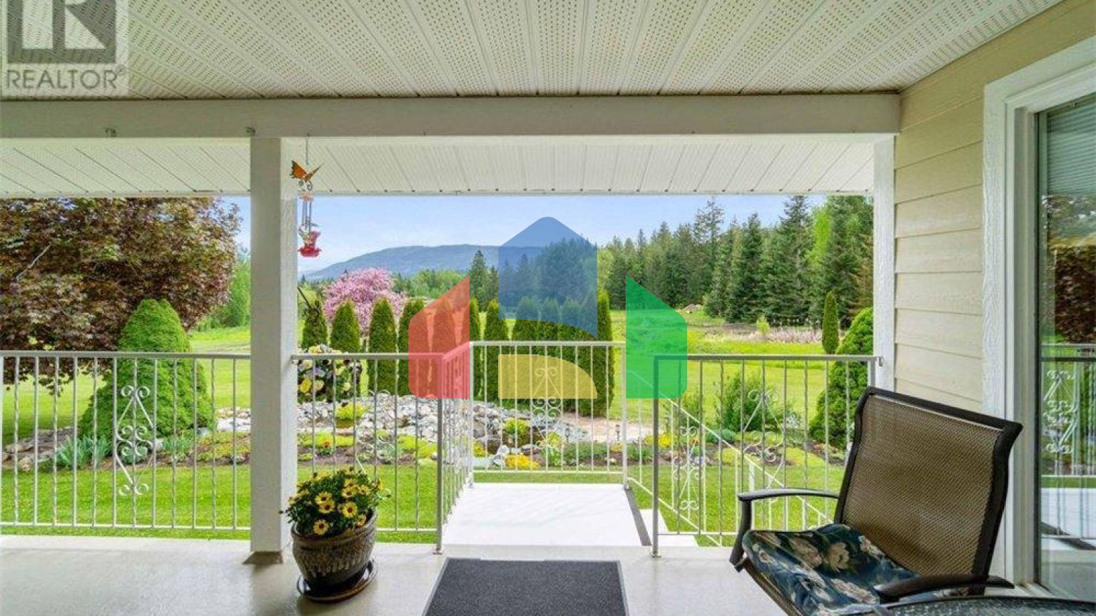 Residential - Single Family Home - Salmon Arm, Canada - Canada